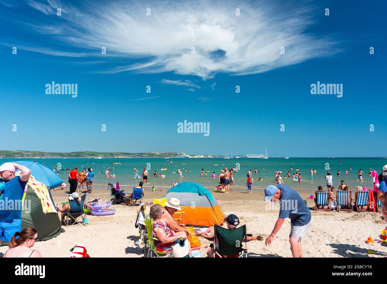 Überfülltes Meer in Weymouth. Touristen genießen heißes Wetter Stockfoto