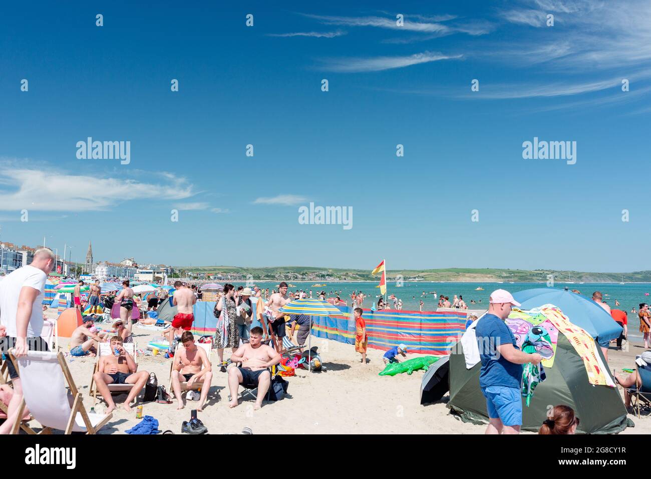 Überfülltes Meer in Weymouth. Touristen genießen heißes Wetter Stockfoto