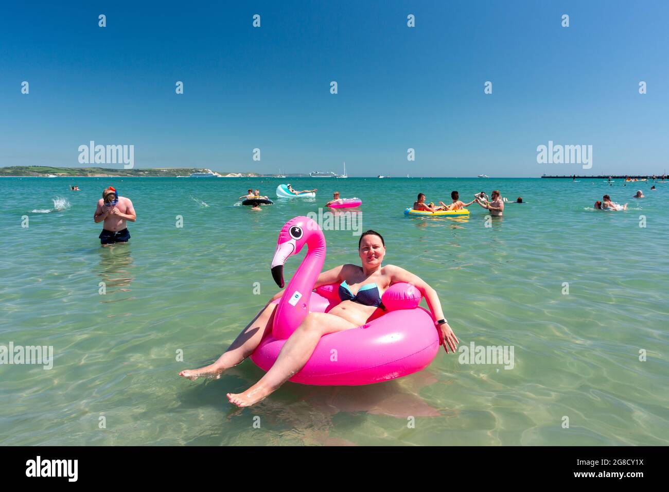 Überfülltes Meer in Weymouth. Touristen genießen heißes Wetter Stockfoto