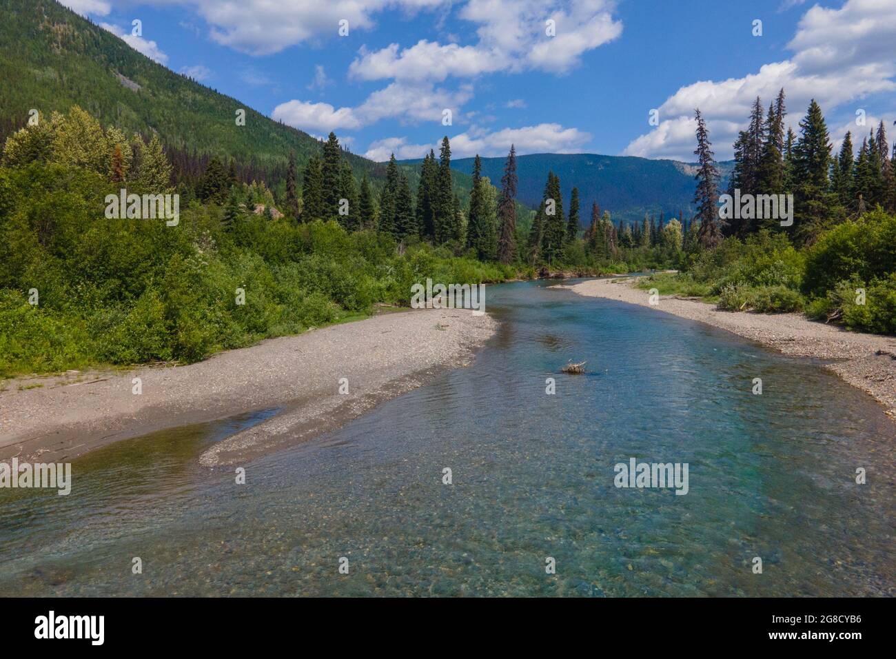 Blaues Wasser des Pine River, in BC. Stockfoto