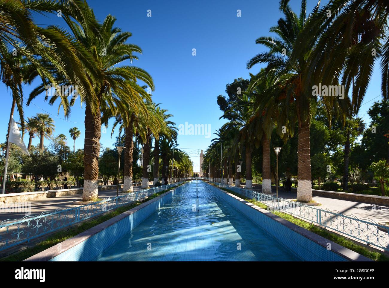 Öffentlicher Park mit Brunnen und Palmen. Taroudannt Marokko, Nordafrika Stockfoto