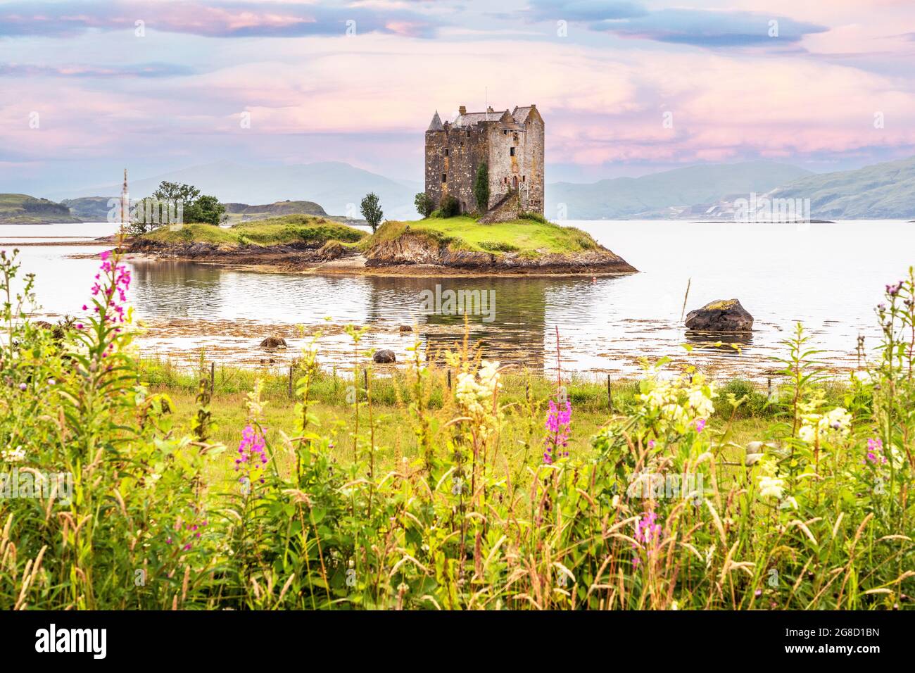 Castle Stalker, eine Seeburg auf einer kleinen felsigen Insel in Loch Laich, einem kleinen Einlass vor Loch Linnhe in der Nähe von Port Appin, Argyll, Schottland, Großbritannien Stockfoto