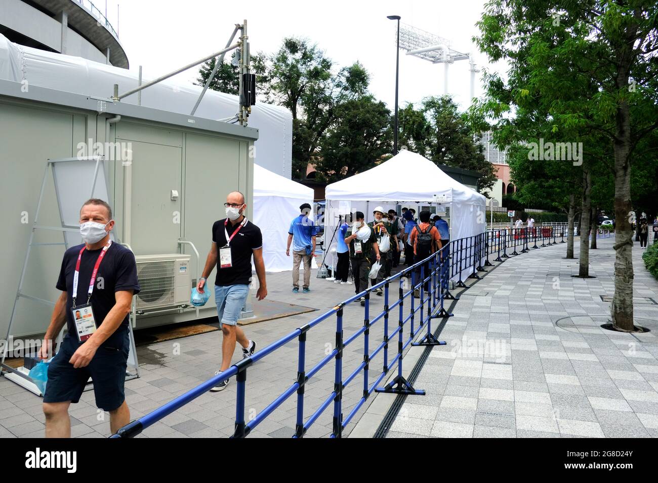 Tokio, Japan. Juli 2021. Die Gehwege in der Nähe des Hauptstadions der Olympischen Spiele 2020 in Tokio sind so gekennzeichnet, dass sie den Kontakt zwischen normalen Fußgängern und Event-Beamten als Maßnahme gegen Coronavirus-Infektionen vermeiden. (Foto von James Matumoto/SOPA Images/Sipa USA) Quelle: SIPA USA/Alamy Live News Stockfoto