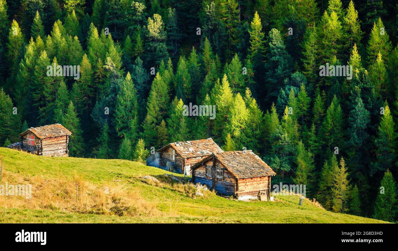 Traditionelle alte Scheunen in einem Dorf in den Schweizer Alpen Stockfoto
