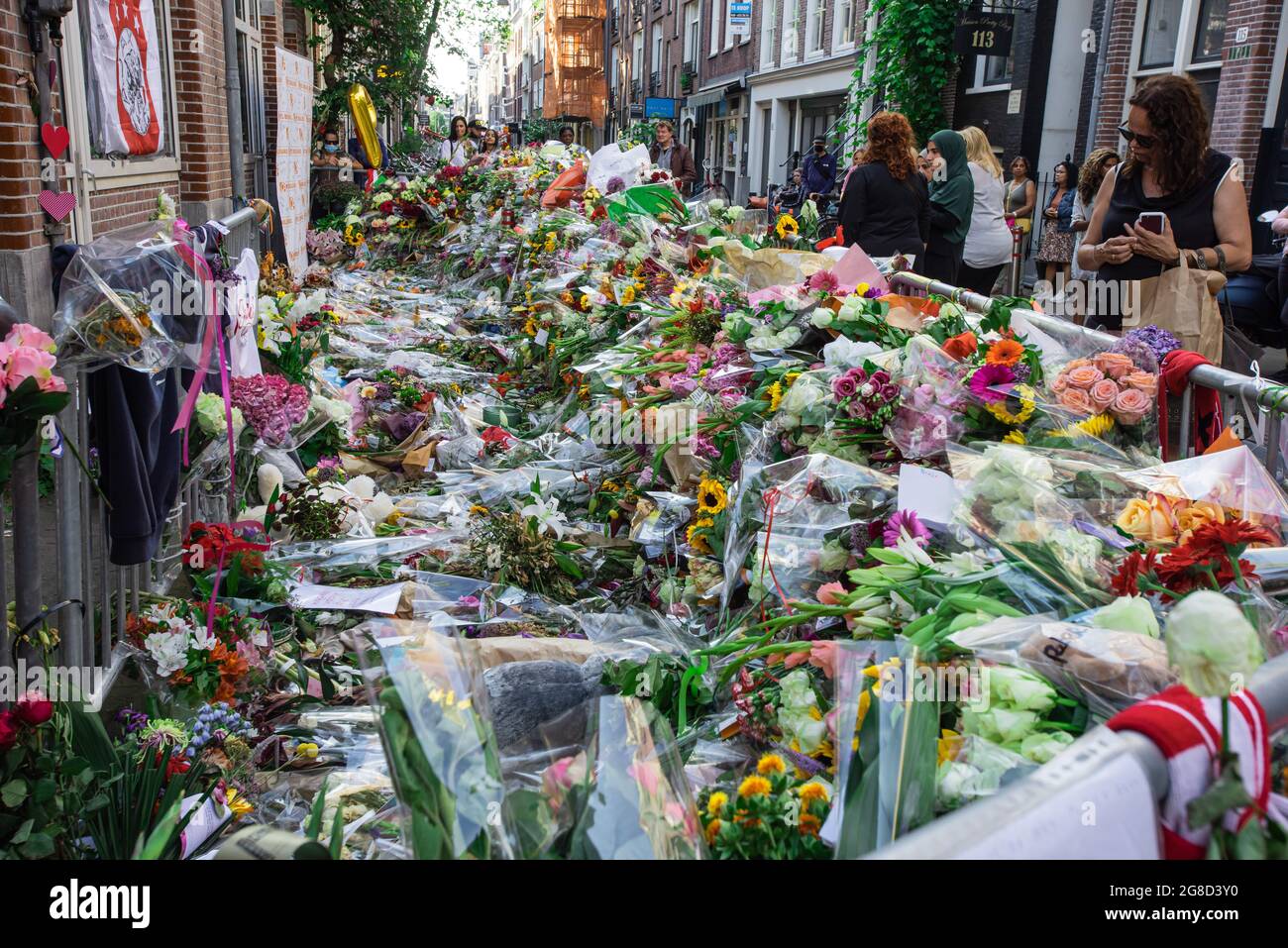 Lange Leidsedwarsstraat, South Amsterdam, Niederlande. Sonntag, 19. Juli 2021. Der niederländische Kriminalreporter Peter de Vries, 64 wurden am vergangenen Donnerstag nach einer fast tödlichen Schießerei am Dienstag, dem 6. Juli, um etwa 19:30 Uhr in der Leidsedwarsstraat in Amsterdam für tot erklärt. Der Reporter hatte den Schutz von Leibwächtern immer abgelehnt. Eine Erklärung seines Verwandten hatte gelesen: „Peter hat von seiner Überzeugung gelebt: „auf dem gekrückten Knie ist keine Möglichkeit frei zu sein“. Kredit: Charles M Vella/Alamy Live Nachrichten Stockfoto