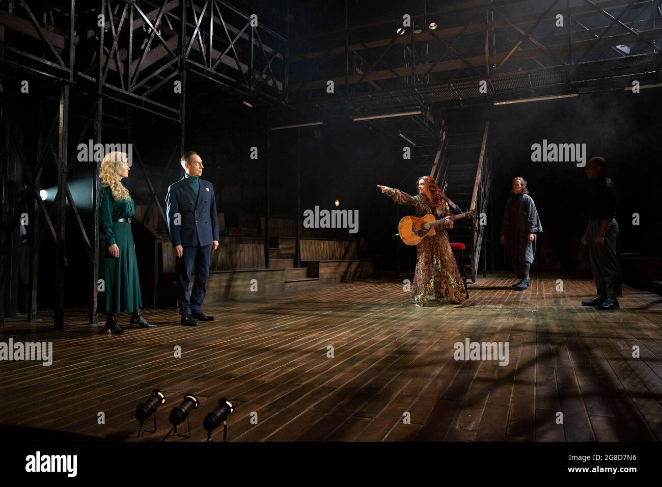 l-r: Jenny Seagrove (Gertrude), Jonathan Hyde (Claudius), Alis Wyn Davies (Ophelia), Ben Allen (Horatio) in HAMLET von Shakespeare Eröffnung im Theatre Royal Windsor, England am 20/07/2021 Bühnenbild: Lee Newby Kostüme: Loren Epstein Perücken & Make-up: Susanna Peretz Beleuchtung: Zoe Spurr Regie: Sean Mathias Stockfoto