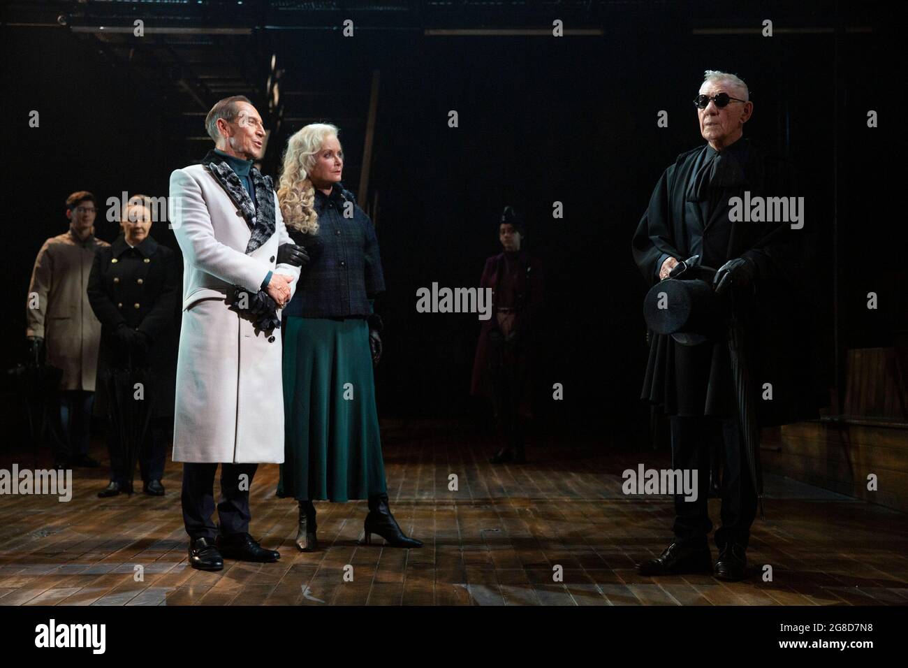 l-r: Frances Barber (Polonius - hinten), Jonathan Hyde (Claudius), Jenny Seagrove (Gertrude), Ian McKellen (Hamlet) in HAMLET von Shakespeare Eröffnung im Theatre Royal Windsor, England am 20/07/2021 Bühnenbild: Lee Newby Kostüme: Loren Epstein Perücken & Make-up: Susanna Peretz Beleuchtung: Zoe Spurr Regie: Sean Mathias Stockfoto