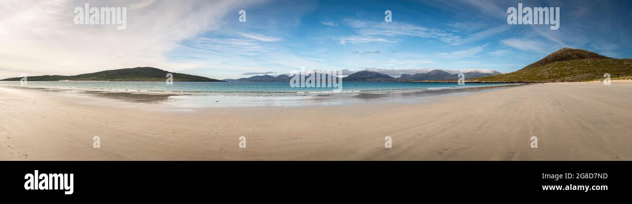 Ein HDR-Panorama im Sommer 5 von Luskentire, lusgaintir, Beach und Taransay, Tarasaigh auf der Isle of Harris, Western Isles, Schottland. 30. Juni 2021 Stockfoto