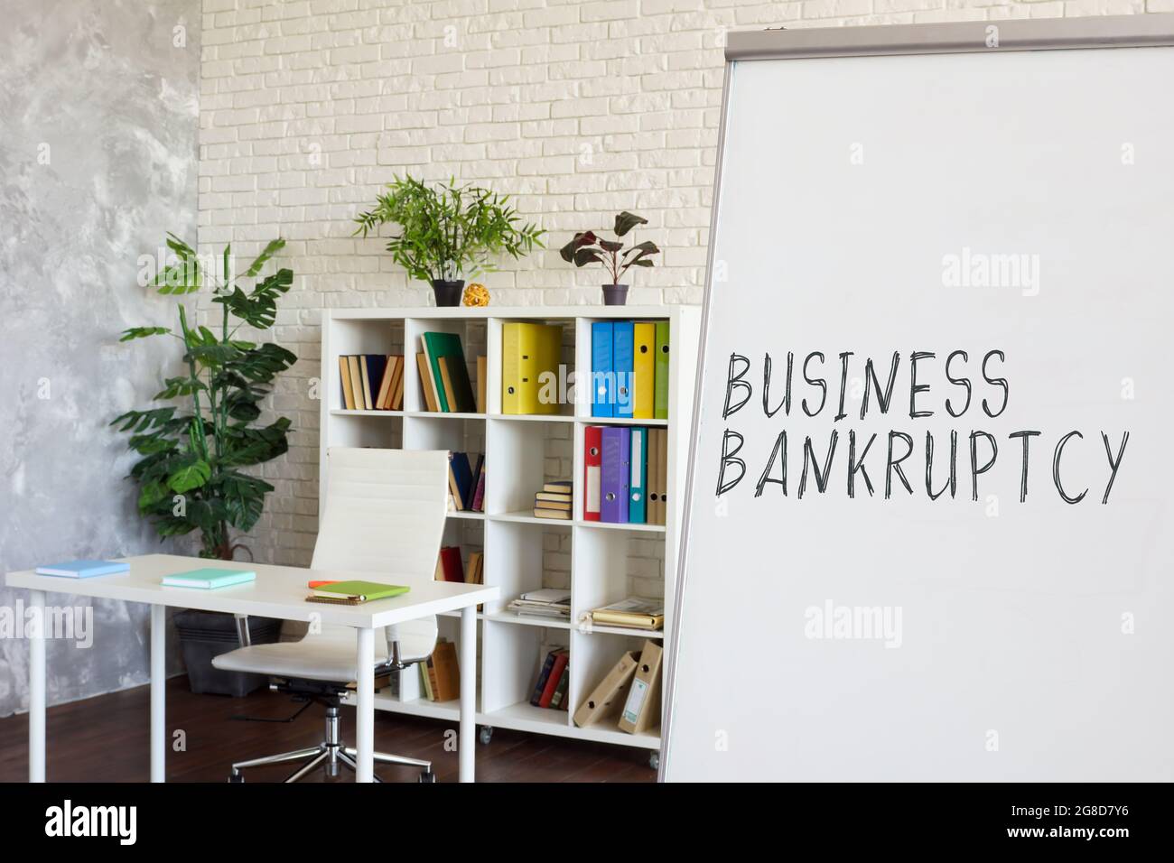 Leeres Büro und Worte Geschäftsbankrott auf dem Whiteboard. Stockfoto