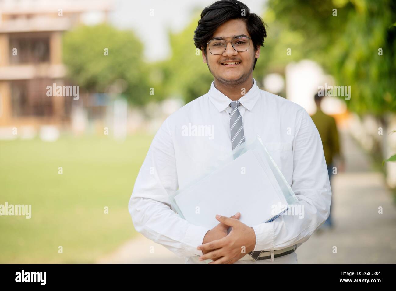 Frontansicht des jungen männlichen Studenten auf dem Campus mit negativem Raum Stockfoto