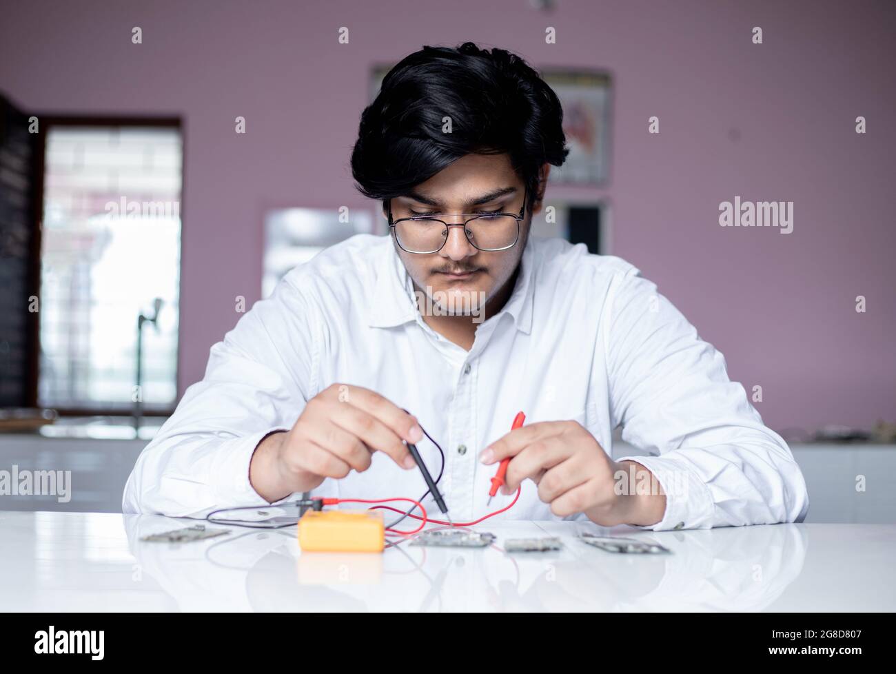 Porträt eines jungen männlichen Laborstudenten, der Experimente im Labor durchführt Stockfoto