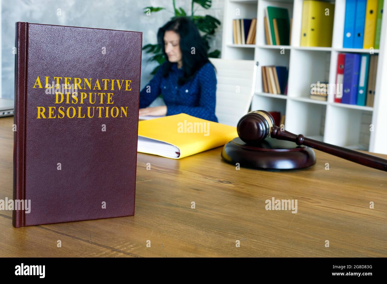 Buch über Alternative Streitbeilegung ADR im Büro. Stockfoto