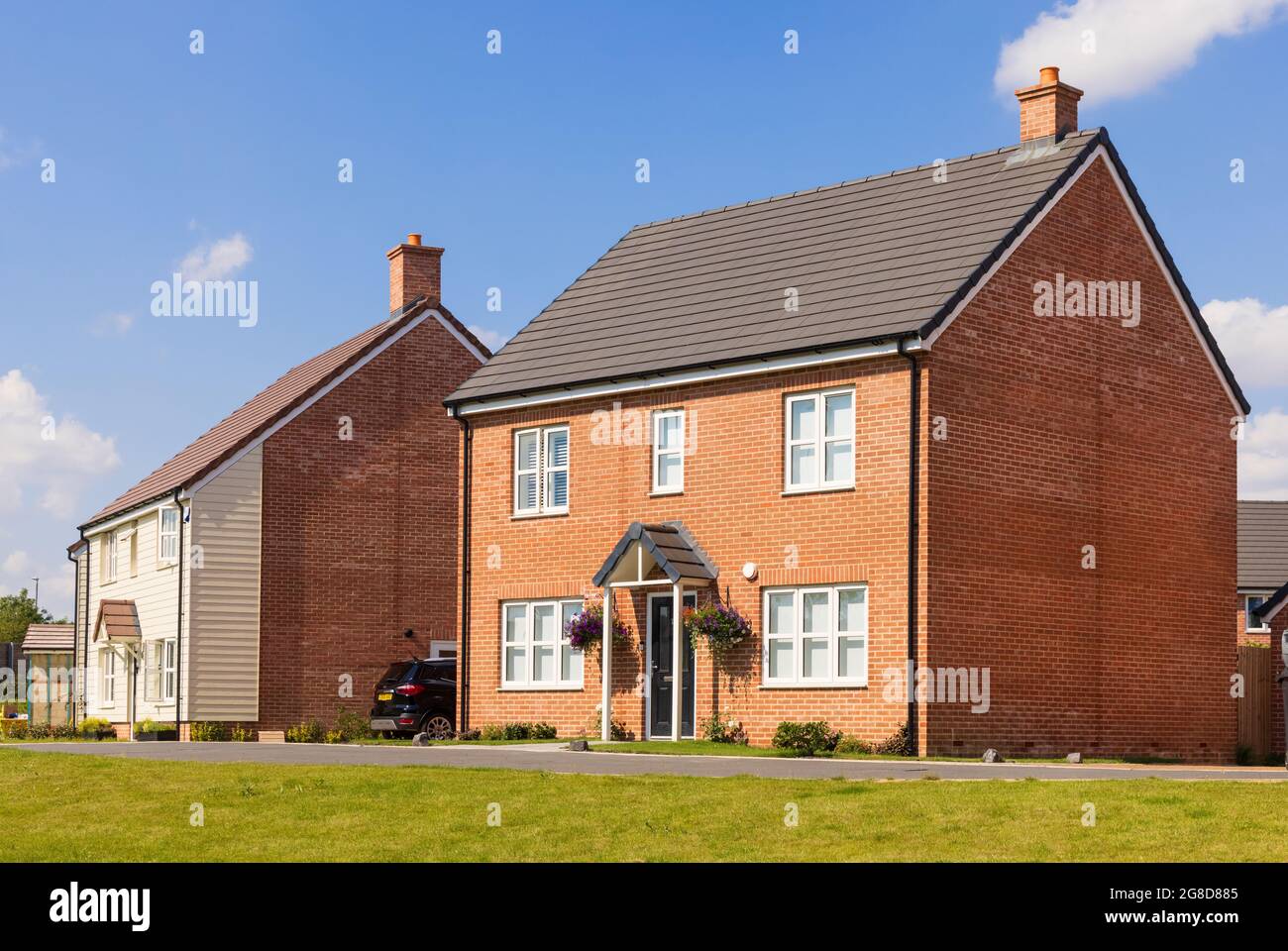 Freistehendes neues Bauhaus in der neuen Stortford Fields Wohnsiedlung. Bishop's Stortford, Hertfordshire. VEREINIGTES KÖNIGREICH Stockfoto