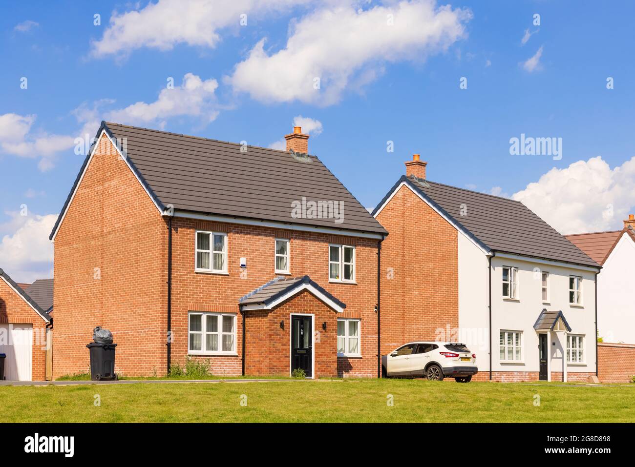 Freistehendes neues Bauhaus in der neuen Stortford Fields Wohnsiedlung. Bishop's Stortford, Hertfordshire. VEREINIGTES KÖNIGREICH Stockfoto
