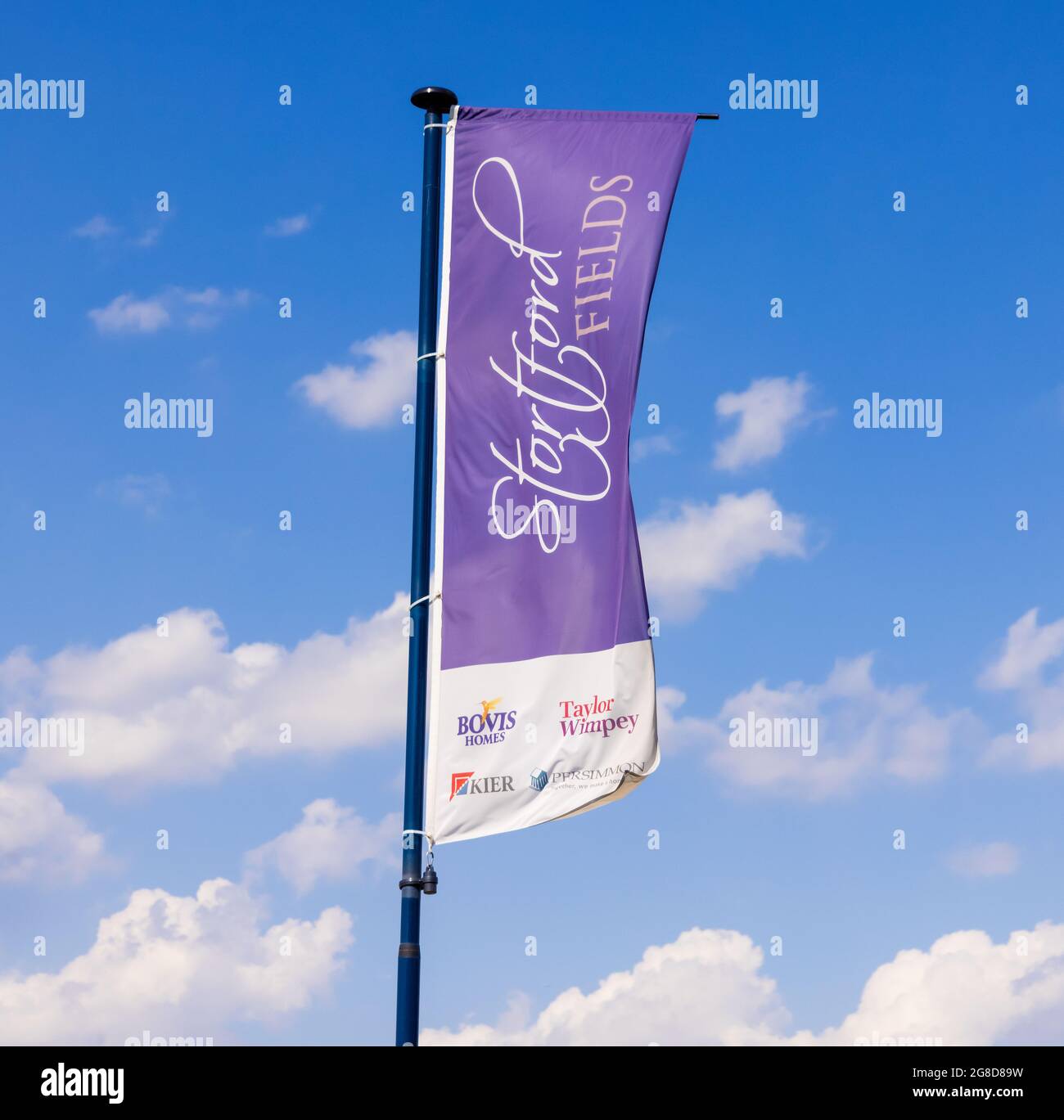 Stortford bewirbt ein Flaggenbanner für eine neue Wohnsiedlung, die von Bovis, Persimmon, Kier und Taylor Wimpey gebaut wurde. Bishop's Stortford. VEREINIGTES KÖNIGREICH Stockfoto