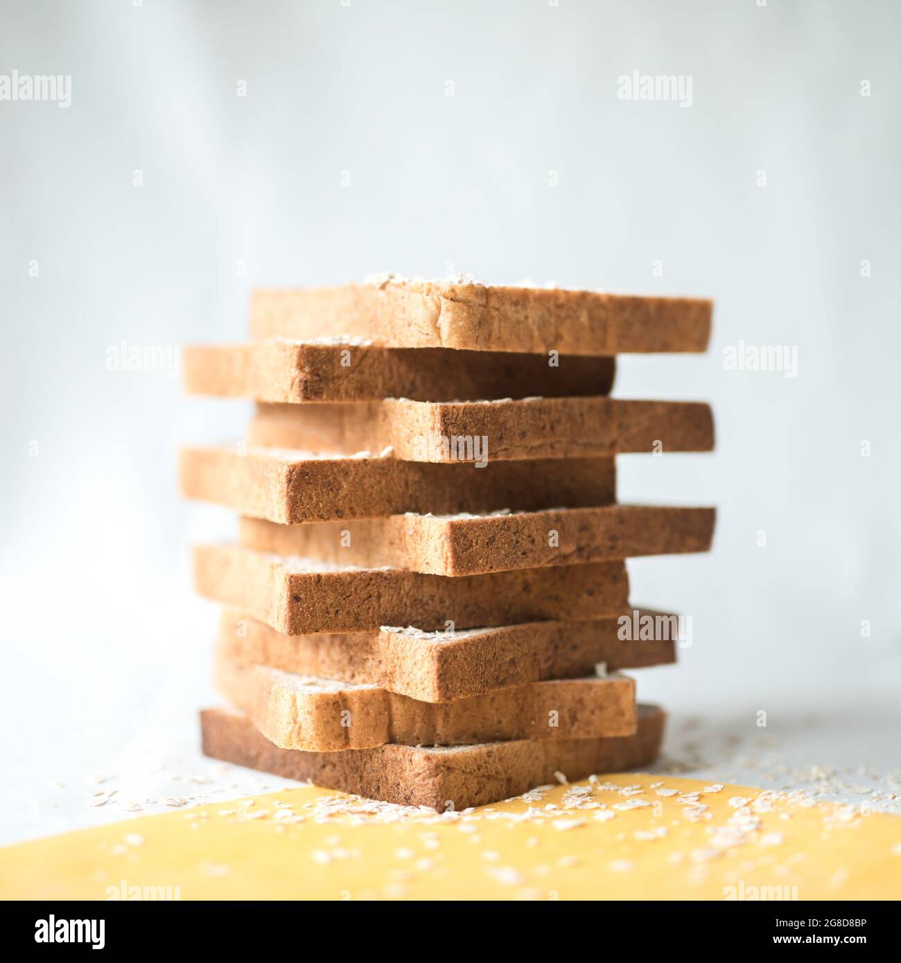 Weißes Brot auf weißem Hintergrund gestapelt Stockfoto