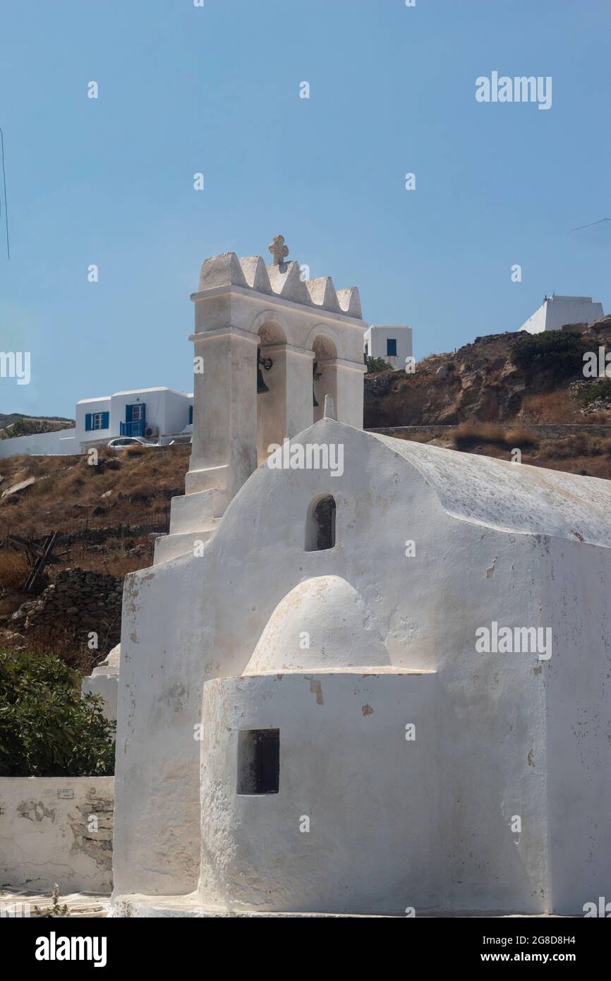Griechenland, die Insel Sikinos. Eine alte traditionelle Kirche in der weiß getünchten Hauptstadt, der Hora. Elegante, aber einfache Architektur, die typisch Gree ist Stockfoto