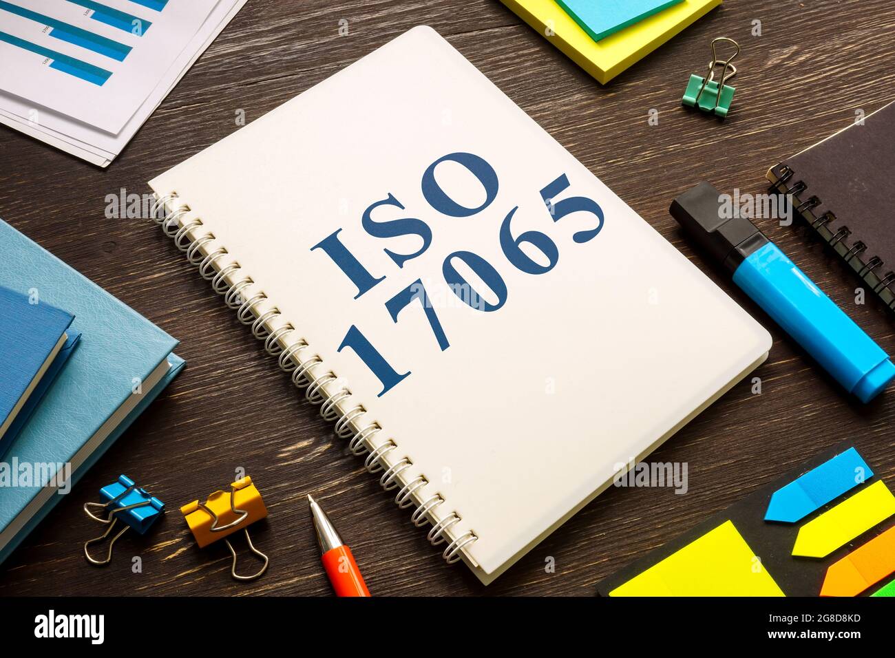 Anforderungen an die Konformitätsbewertung nach ISO 17065 im Buch. Stockfoto