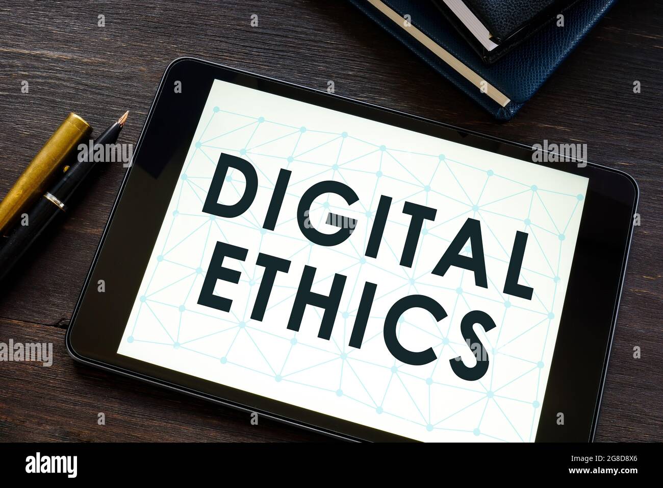 Tablet mit Worten digitale Ethik auf dem Bildschirm. Stockfoto