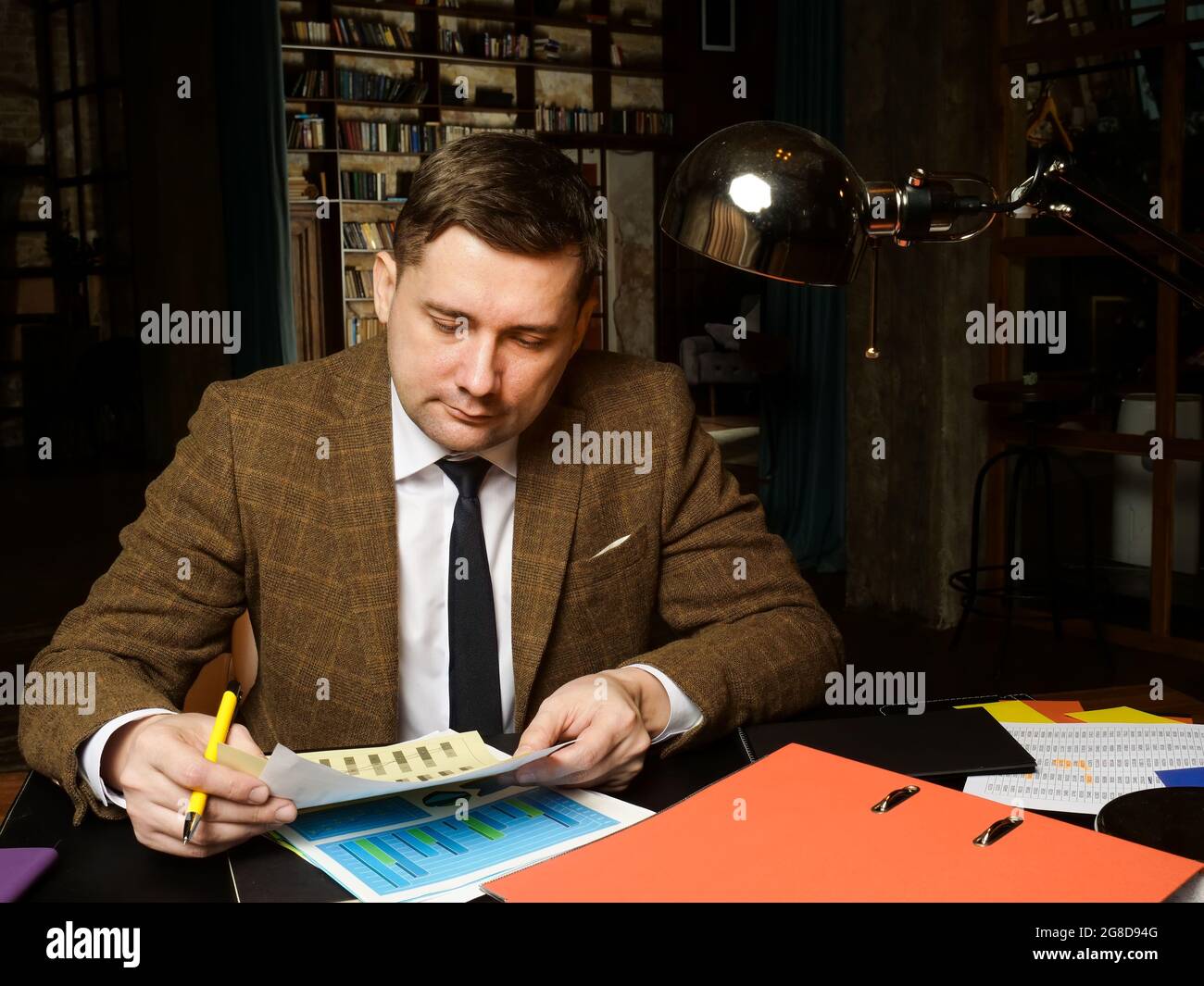 Ein Wirtschaftsprüfer in einer Klage führt eine Prüfung der Finanzergebnisse des Unternehmens durch. Stockfoto
