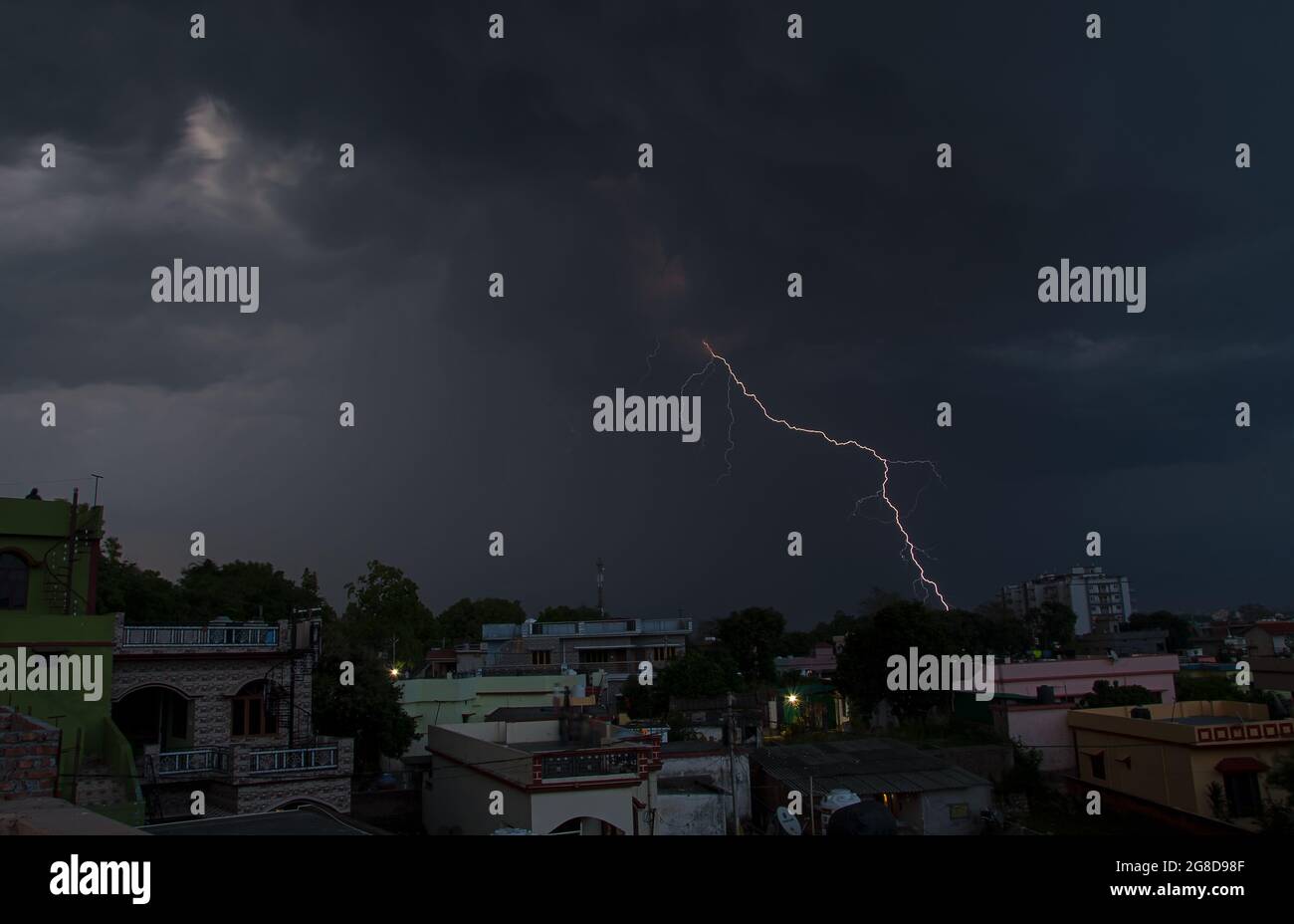 Blitzschläge aus einer Stadt Stockfoto