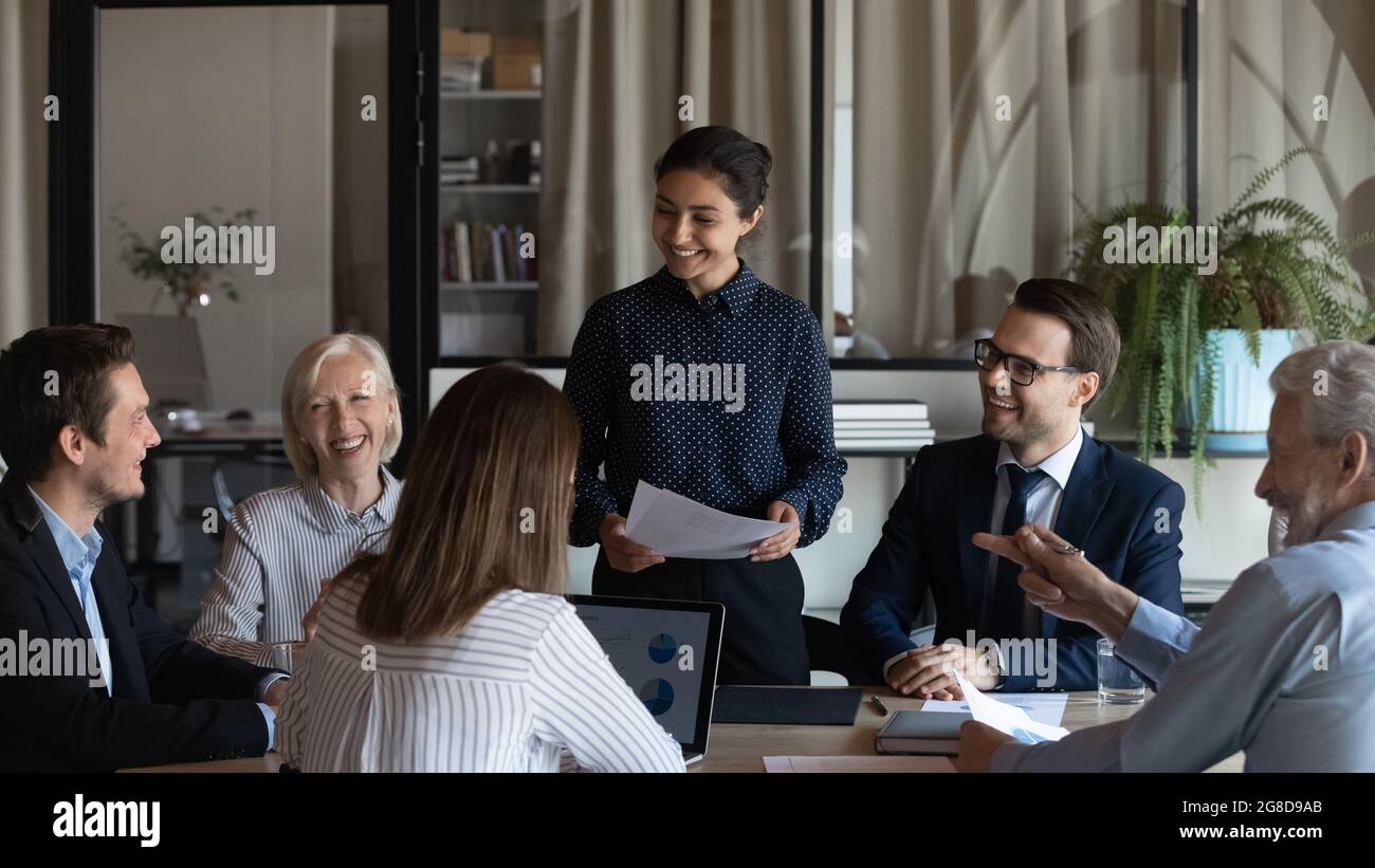 Glückliches, vielfältiges Team mit indischem Geschäftsleiter Stockfoto