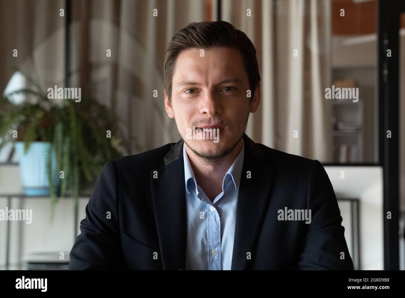 Selbstbewusster männlicher Geschäftsleiter, professioneller Kopf Stockfoto