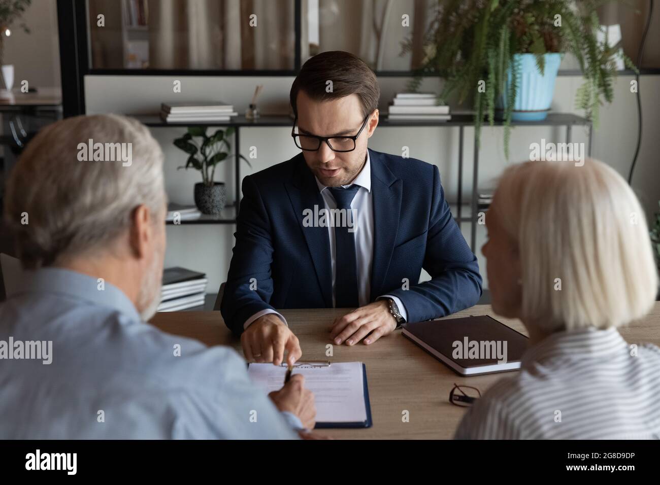 Selbstbewusster Anwalt, Immobilienmakler, Finanzberater, der Beratung gibt Stockfoto