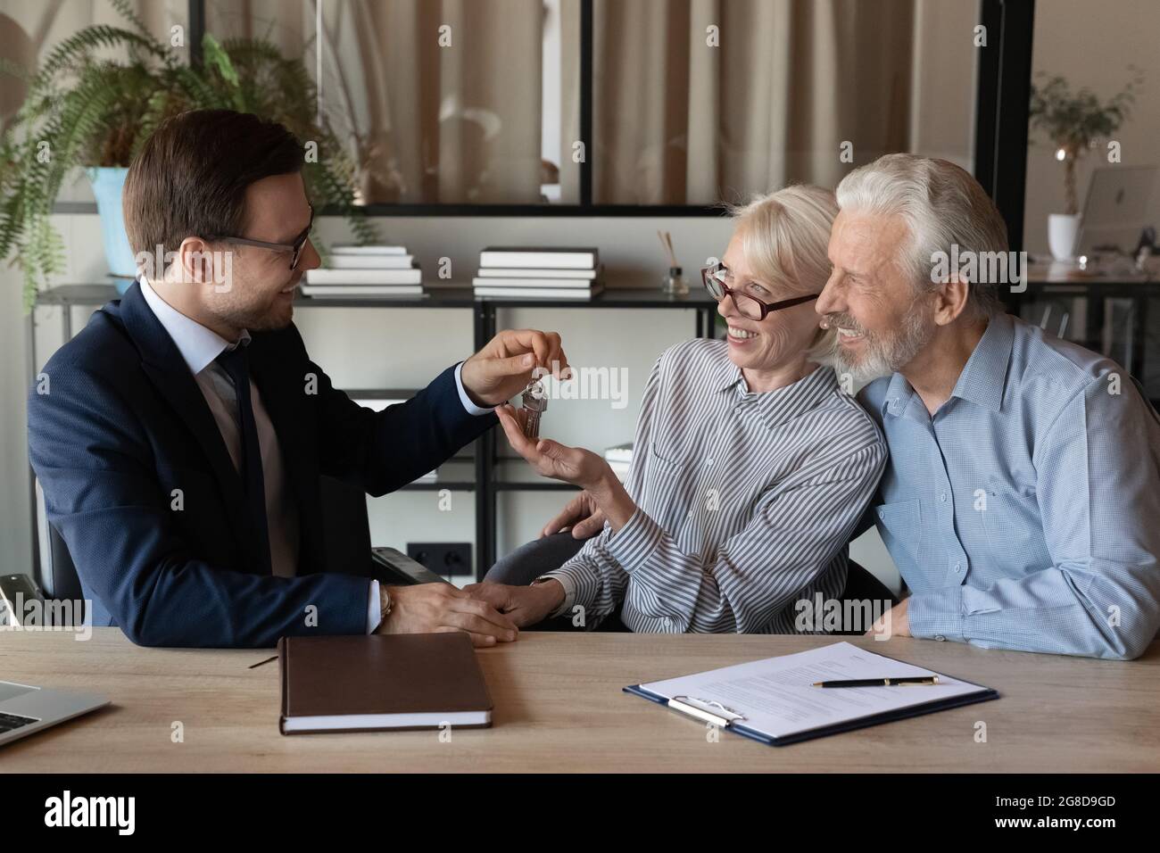 Reifes Rentnerpaar, das ein neues Haus kauft oder mietet Stockfoto