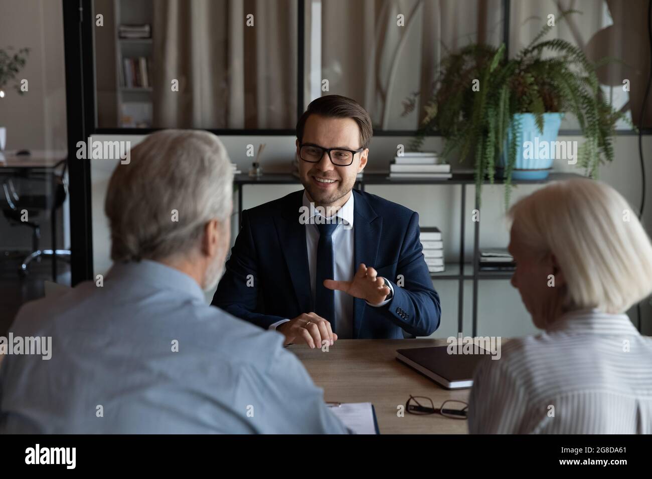 Glücklich zuversichtlich Anwalt, immobilienmakler, Notar, Finanzberater geben Beratung Stockfoto