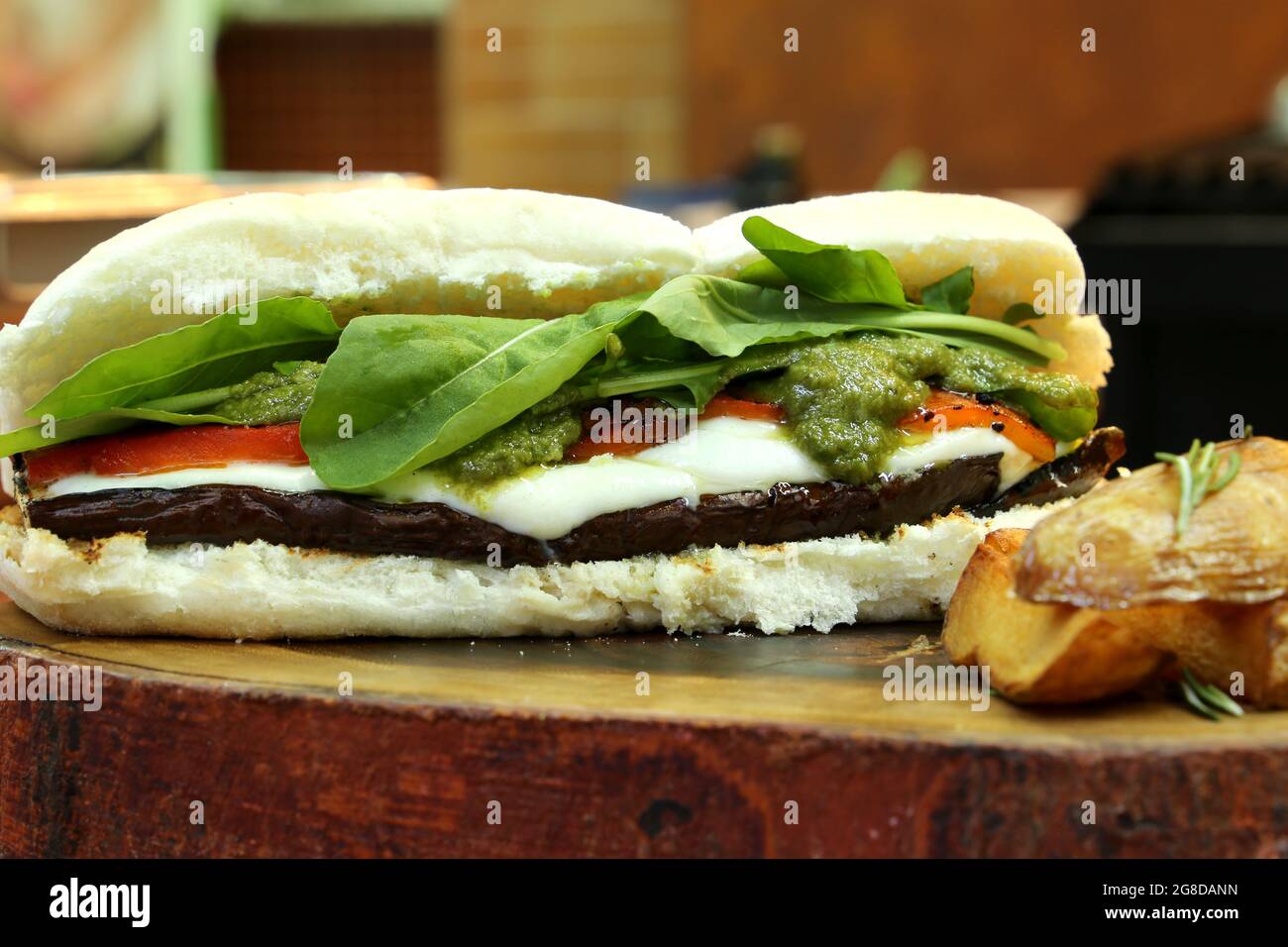 Vegetarisches Sandwich. Rucola, büffelmossa, Tomaten und Auberginen. Stockfoto