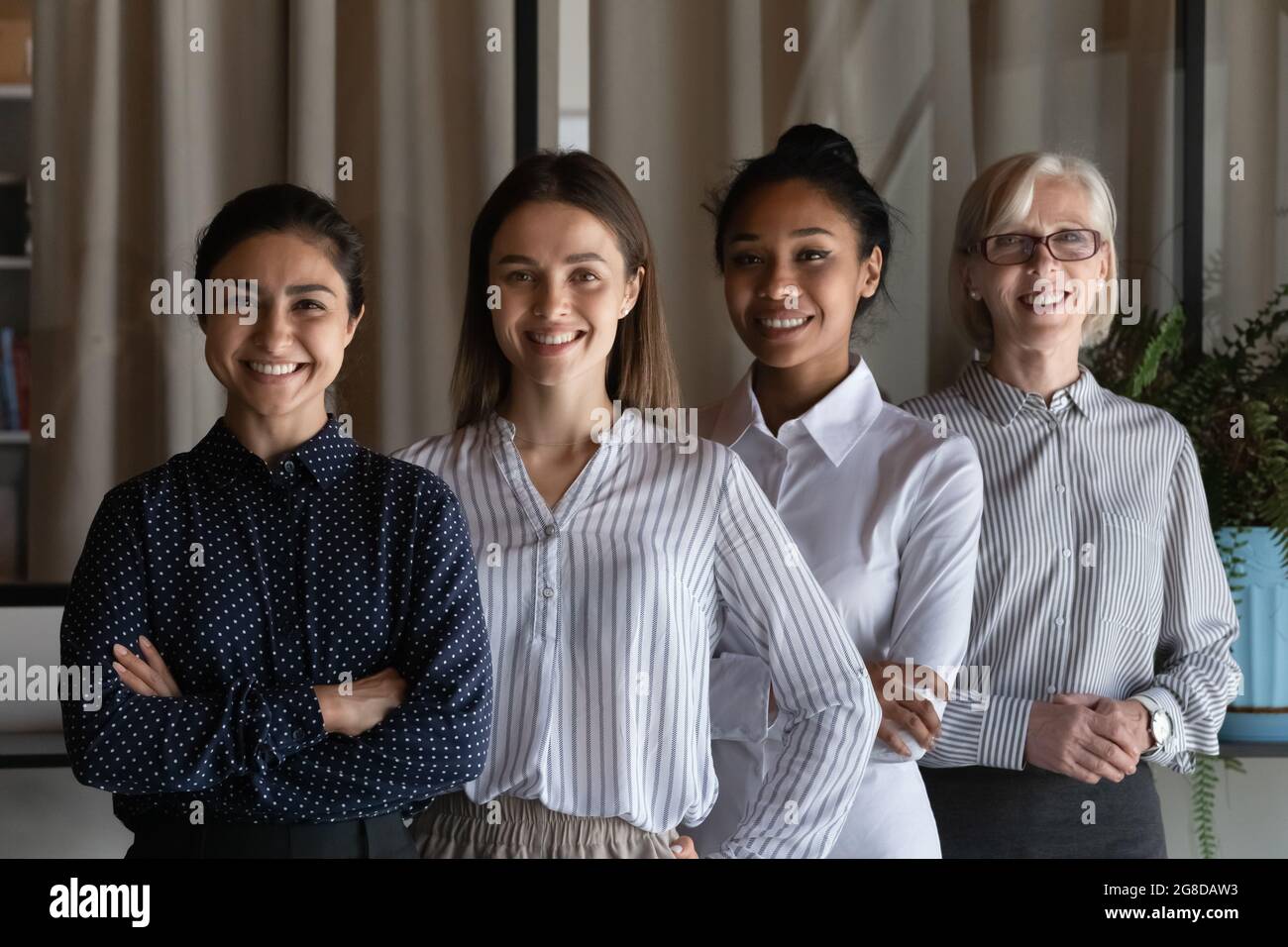 Porträt eines glücklichen, vielfältigen weiblichen Geschäftsteams Stockfoto