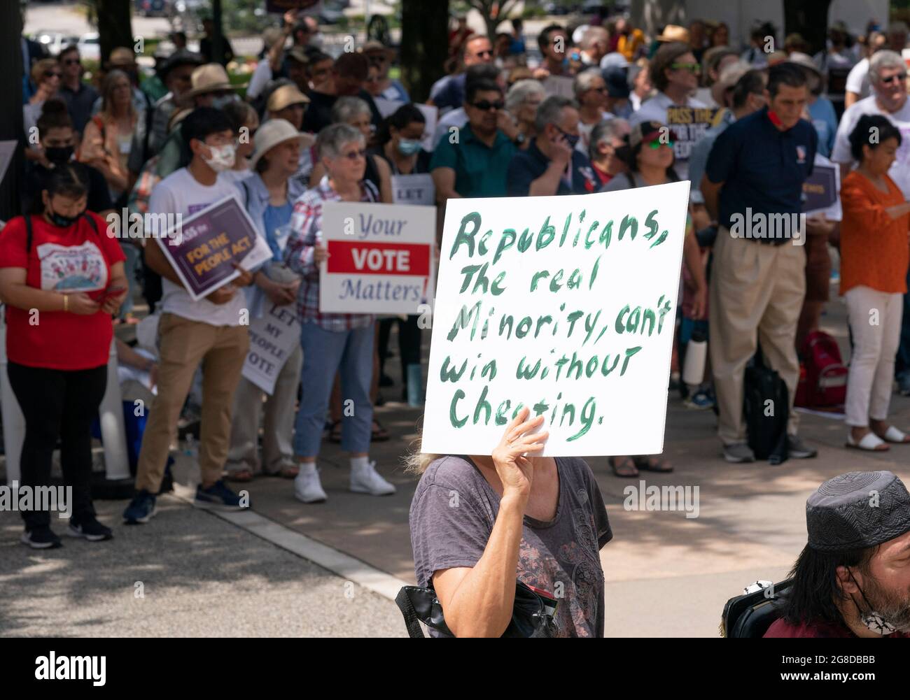 Austin, Texas, USA. Juli 2021. Die Proteste gegen die Unterdrückung von Wählern in Austin dauern an, da die demokratischen Gesetzgeber in Washington weiterhin verstrickt sind und die republikanischen Bemühungen um die Annahme restriktiverer Wahlgesetze in Texas bekämpfen. Vor der Sondersitzung in dieser Woche versammeln sich am Montag eine Koalition aus religiösen Führern, der League of Women Voters (LWV) und der NAACP im texanischen Kapitol. Kredit: Bob Daemmrich/Alamy Live Nachrichten Stockfoto