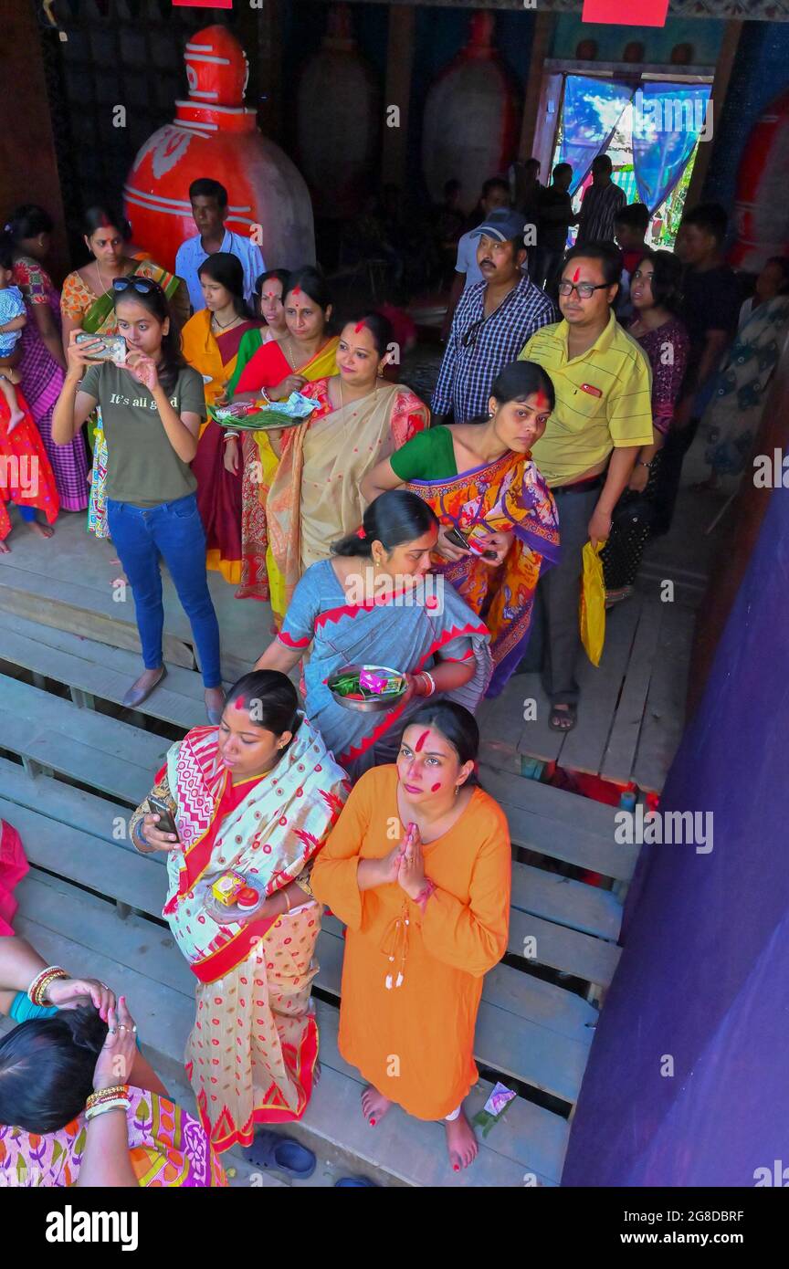Kalkutta, Westbengalen, Indien - 9. Oktober 2019 : Bengalische verheiratete Frauen in Sindoor oder sindur khela, traditionelles Ritual der Anwendung von Zinnoberrot auf Gesichter, wi Stockfoto