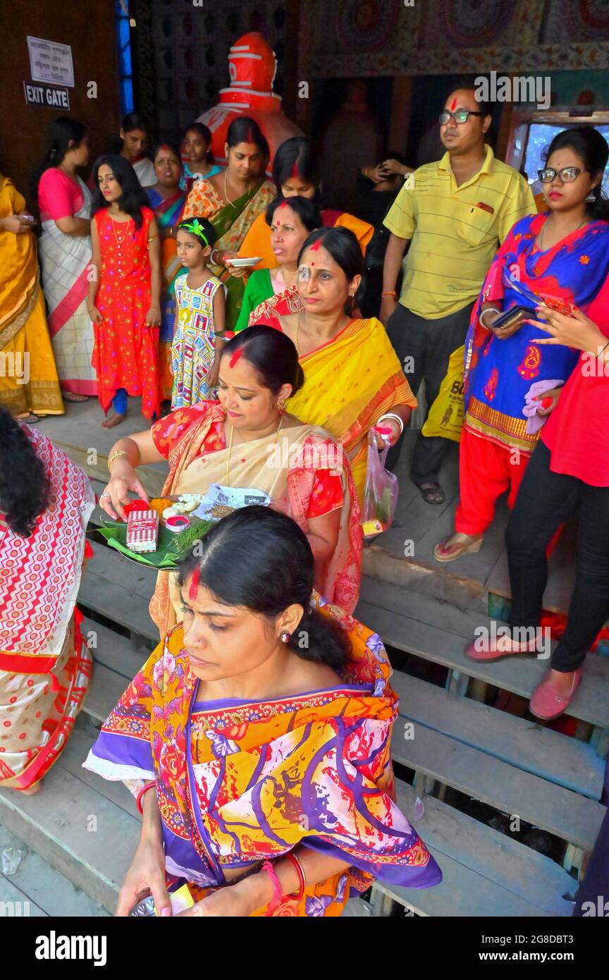 Kalkutta, Westbengalen, Indien - 9. Oktober 2019 : Bengalische verheiratete Frauen in Sindoor oder sindur khela, traditionelles Ritual der Anwendung von Zinnoberrot auf Gesichter, wi Stockfoto