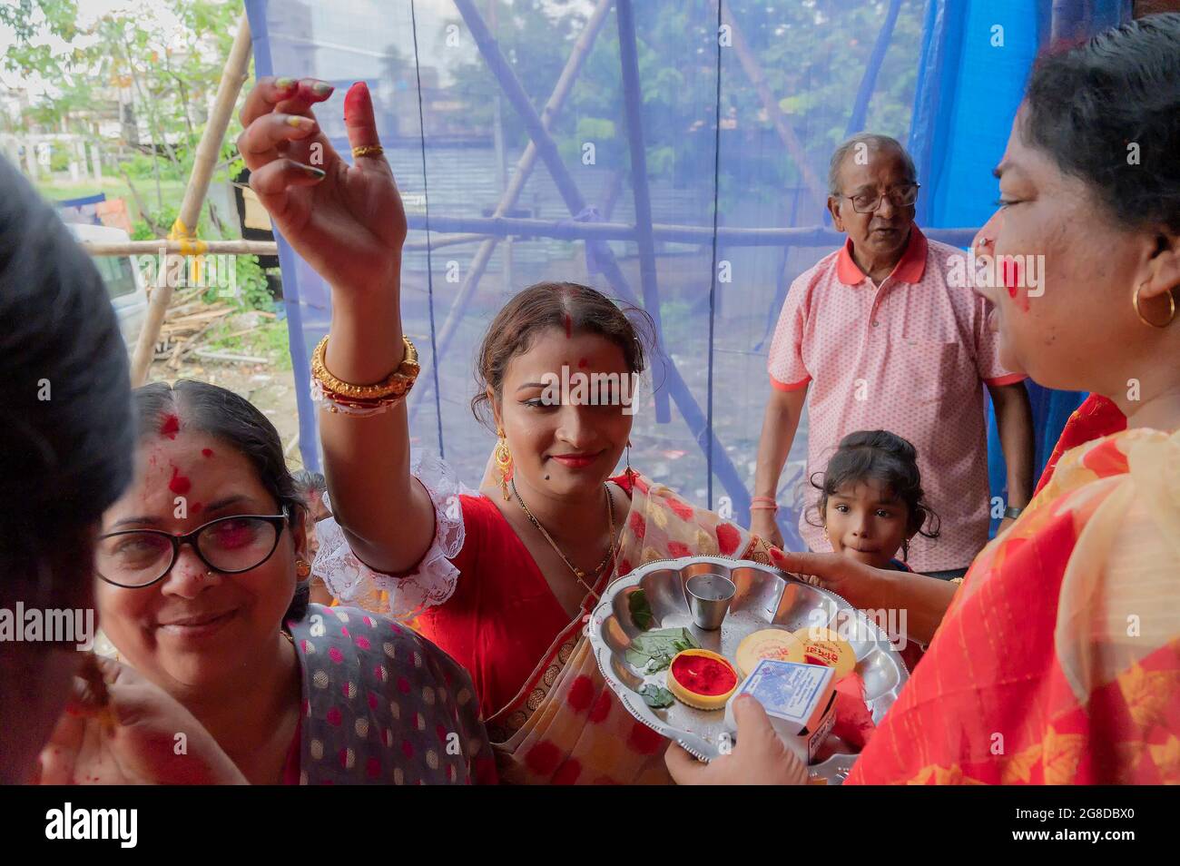 Kolkata, Westbengalen, Indien - 9. Oktober 2019 : Bengali verheiratete Frauen in Sindoor oder sindur khela, traditionelles Ritual der Anwendung von Zinnoberrot auf Gesichter, be Stockfoto