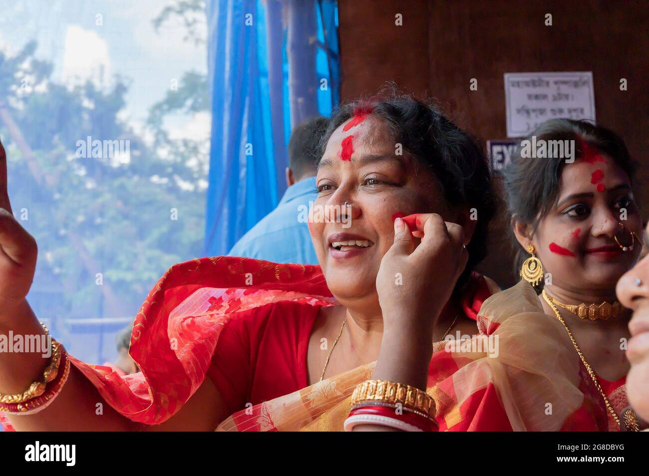 Kalkutta, Westbengalen, Indien - 9. Oktober 2019 : Bengalisch verheiratete Frauen Gesicht in Sindoor oder sindur khela, traditionelle Ritual der Anwendung von Zinnoberrot auf Gesicht Stockfoto