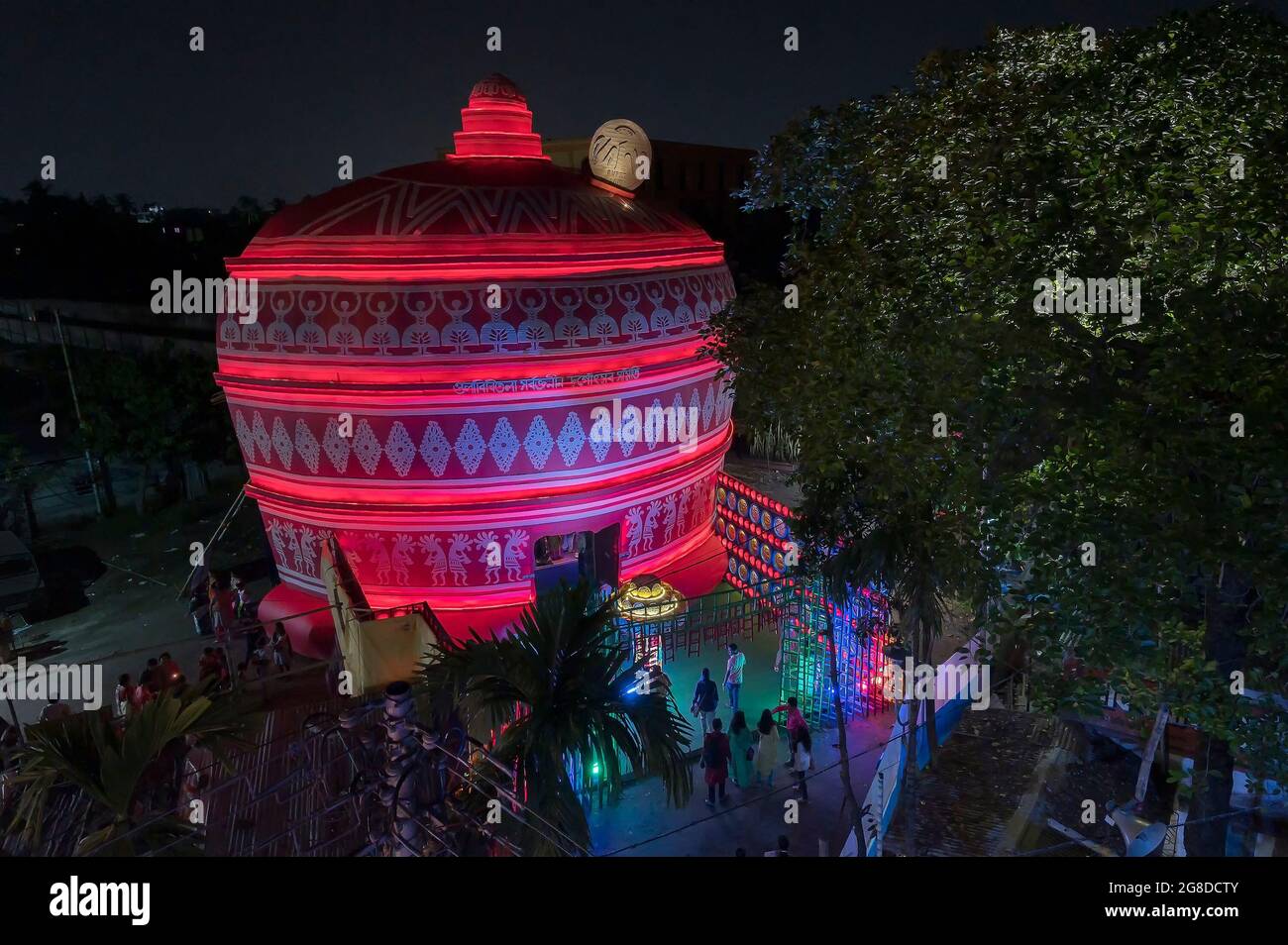 Howrah, Westbengalen, Indien - 5. Oktober 2019 : Blick auf dekoriert Durga Puja Pandal, ein temporärer Tempel, Durga Puja Festival in der Nacht. Von oben aufgenommen Stockfoto