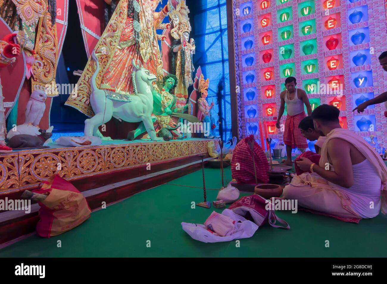 Howrah, West Bengal, Indien - 5. Oktober 2019 : Hindu Bengali Purohits, Priester, anbetende Göttin Durga, innerhalb des Pandals. Durga Puja Festival ist groß Stockfoto