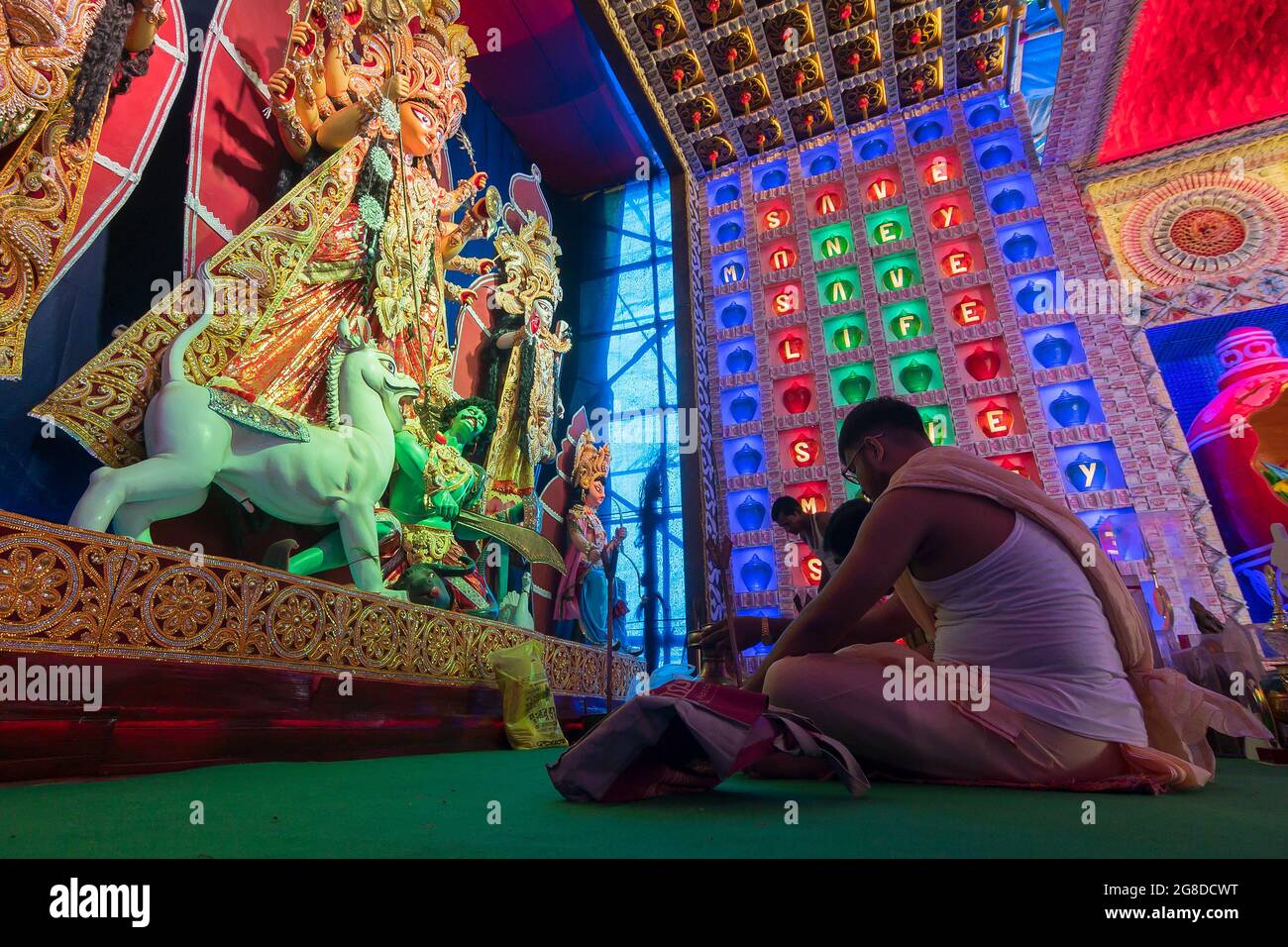 Howrah, West Bengal, Indien - 5. Oktober 2019 : Hindu Bengali Purohits, Priester, anbetende Göttin Durga, innerhalb des Pandals. Durga Puja Festival ist groß Stockfoto