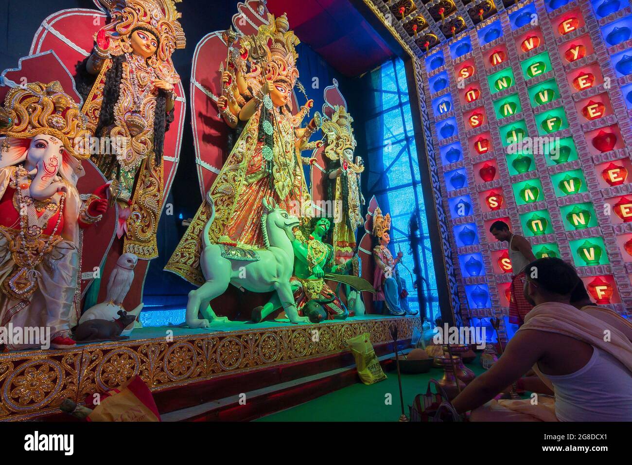 Howrah, West Bengal, Indien - 5. Oktober 2019 : Hindu Bengali Purohits, Priester, anbetende Göttin Durga, innerhalb des Pandals. Durga Puja Festival ist groß Stockfoto