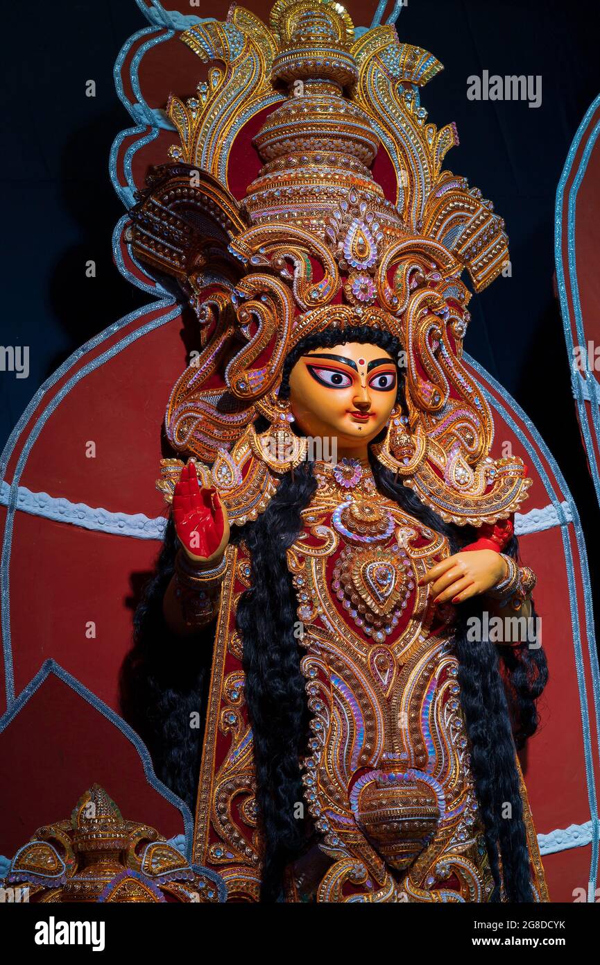 Göttin Laxmi, Durga Puja Festival in der Nacht. Aufgenommen unter farbigem Licht in Howrah, Westbengalen, Indien. Stockfoto