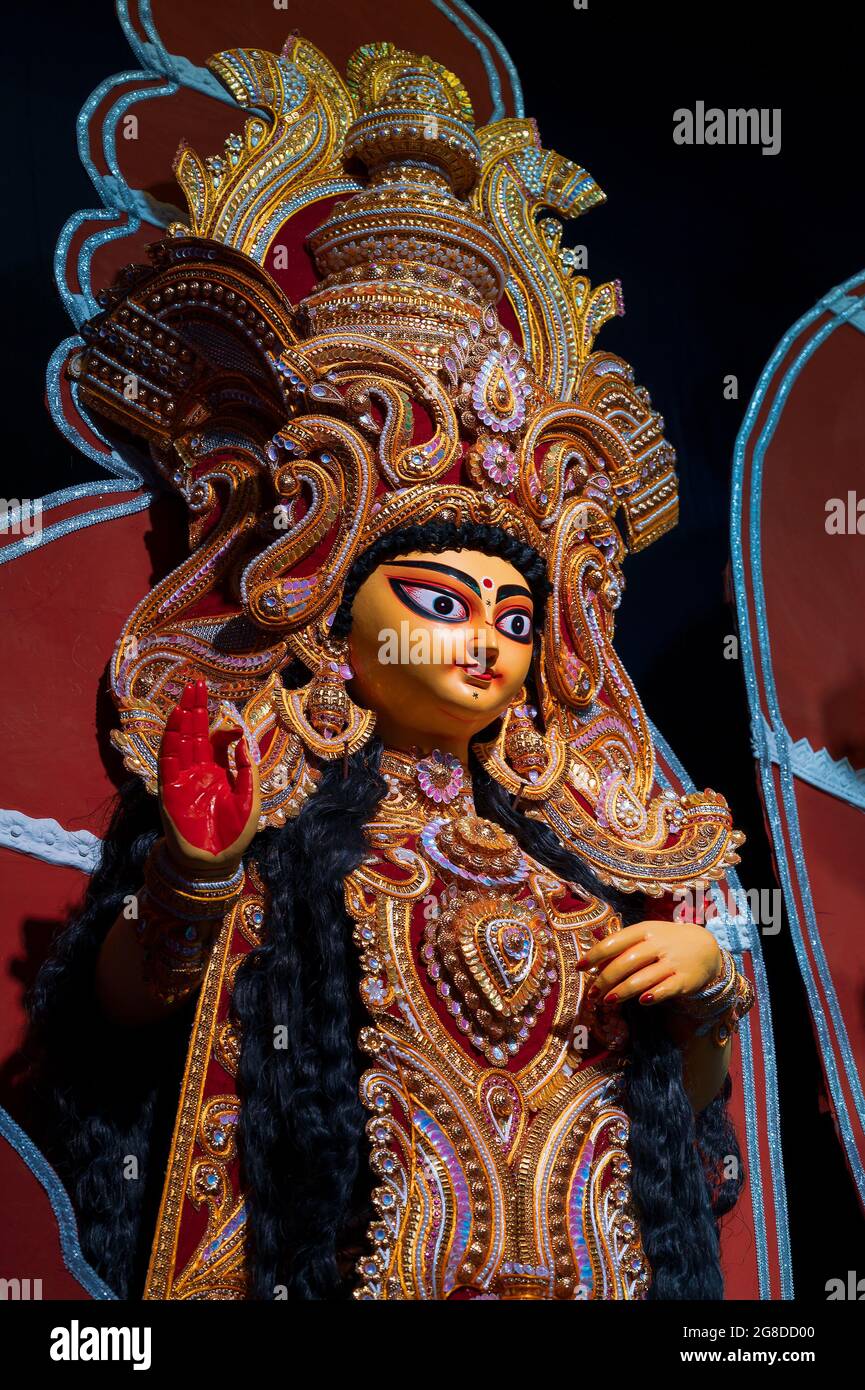 Idol der Göttin Laxmi bei dekorierten Durga Puja Pandal, Durga Puja Festival in der Nacht. Aufgenommen unter farbigem Licht in Howrah, Westbengalen, Indien. Stockfoto