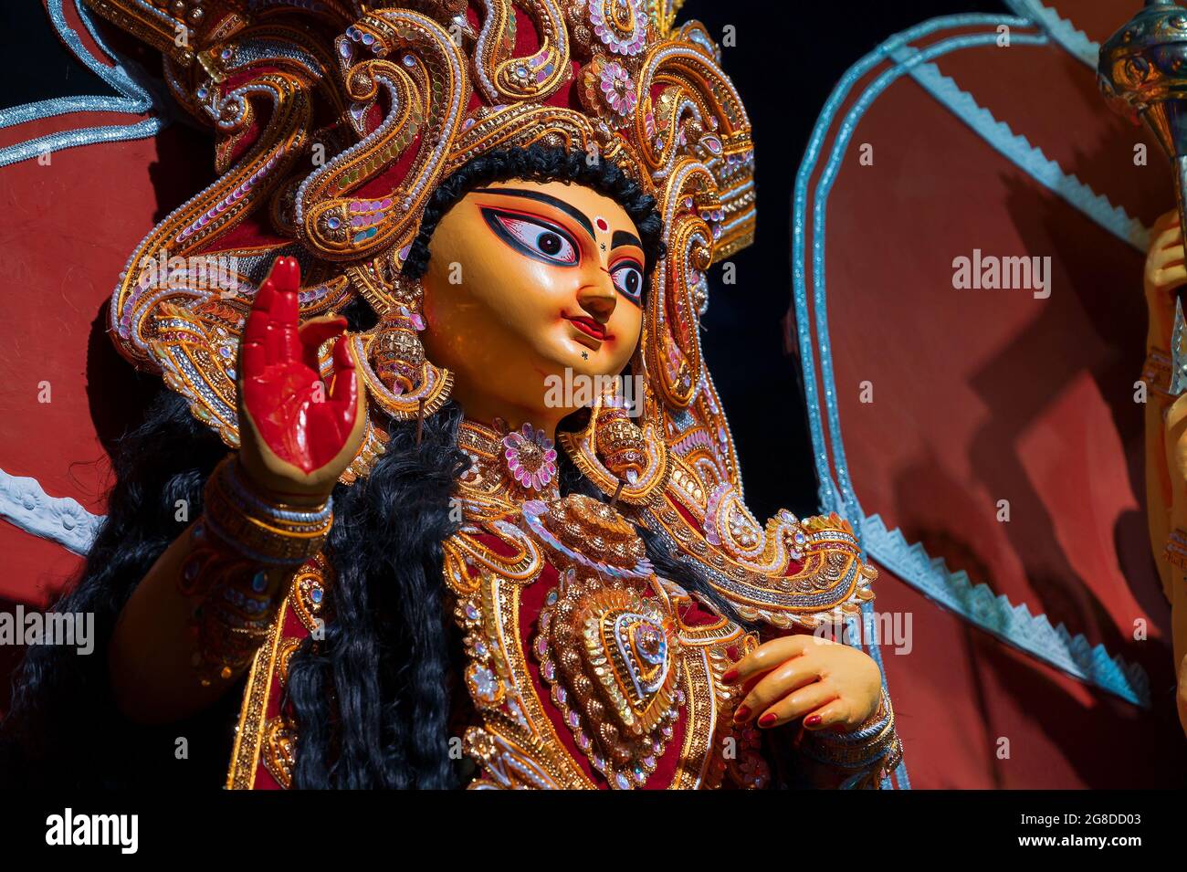 Gesicht der Göttin Laxmi , Durga Puja Festival in der Nacht. Aufgenommen unter farbigem Licht in Howrah, Westbengalen, Indien. Stockfoto