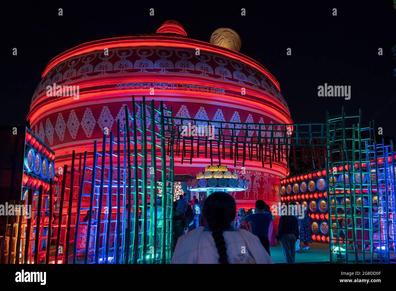 Howrah, Westbengalen, Indien - 5. Oktober 2019 : Blick auf dekoriertes Durga Puja-Pandal, einen temporären Tempel, Durga Puja-Festival bei Nacht. Von unten aufgenommen Stockfoto