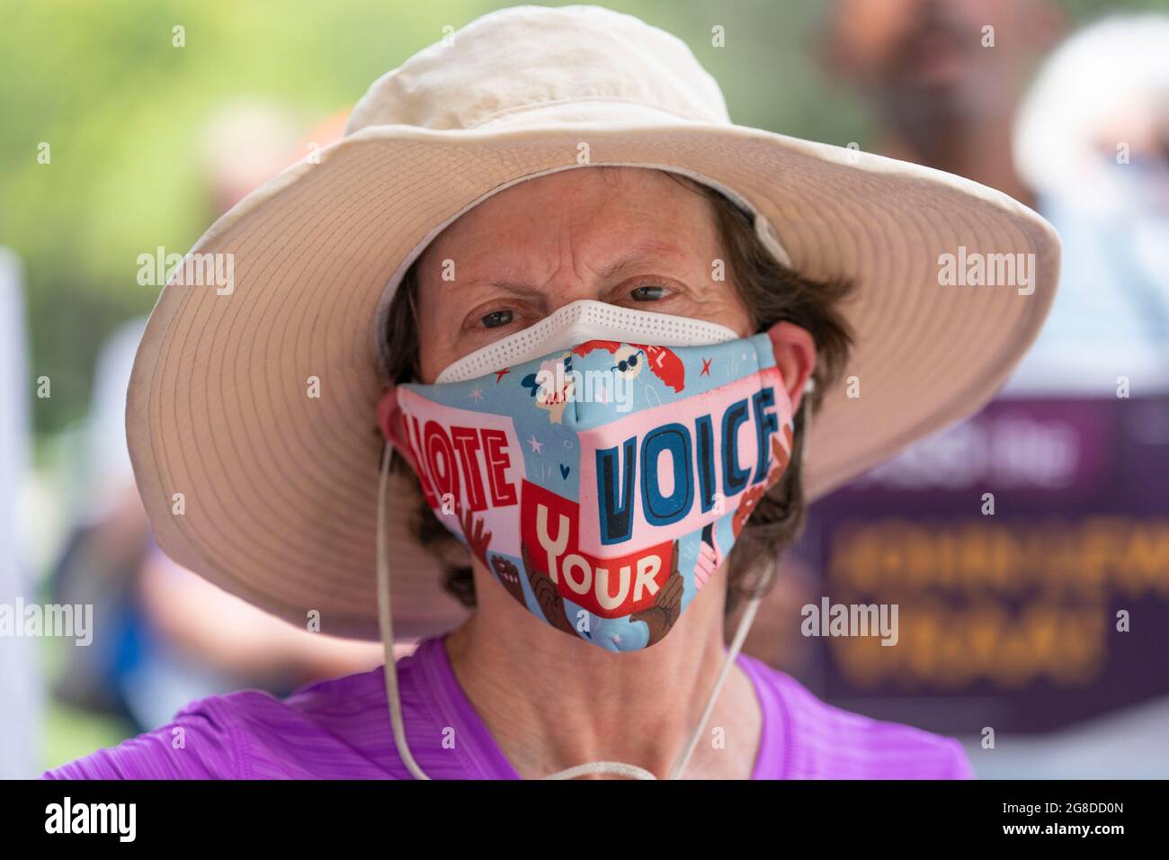 Austin, TX, USA. Juli 2021. KAREN KELLEY von der League of Women Voters in Austin protestiert gegen die Unterdrückung von Wählern, da die demokratischen Gesetzgeber in Washington weiterhin verstrickt sind und gegen die republikanischen Bemühungen kämpfen, restriktivere Wahlgesetze in Texas zu verabschieden. Vor der Sondersitzung in dieser Woche versammeln sich am Montag eine Koalition aus religiösen Führern, der League of Women Voters (LWV) und der NAACP im texanischen Kapitol. (Bild: © Bob Daemmrich/ZUMA Press Wire) Stockfoto