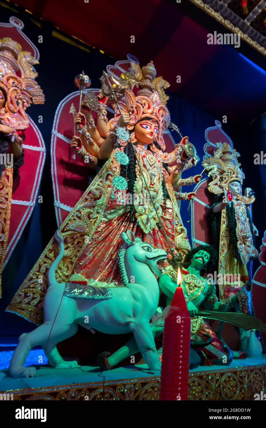 Howrah, Westbengalen, Indien - 5. Oktober 2019 : Heilige Kerze wird innen angezündet dekoriertes Durga Puja Pandal mit außer Fokus Durga Idol, Durga Puja festiva Stockfoto