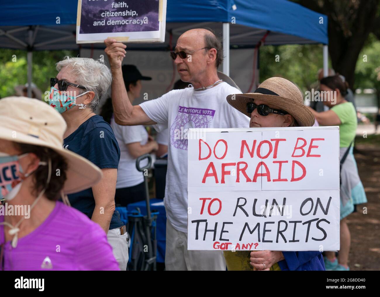 Austin, TX, USA. Juli 2021. Die Proteste gegen die Unterdrückung von Wählern in Austin dauern an, da die demokratischen Gesetzgeber in Washington weiterhin verstrickt sind und die republikanischen Bemühungen um die Annahme restriktiverer Wahlgesetze in Texas bekämpfen. Vor der Sondersitzung in dieser Woche versammeln sich am Montag eine Koalition aus religiösen Führern, der League of Women Voters (LWV) und der NAACP im texanischen Kapitol. (Bild: © Bob Daemmrich/ZUMA Press Wire) Stockfoto