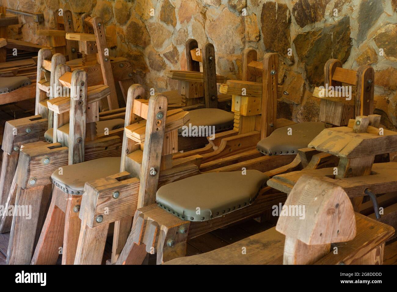 Ein Raum voller Rasierpferde in einer Holzschule in North Carolina. Stockfoto