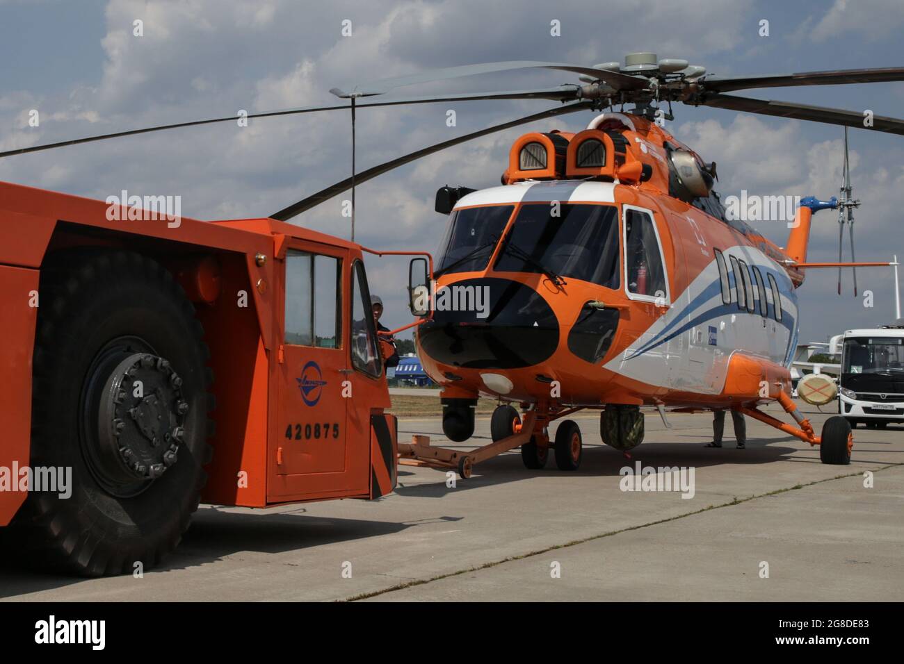 Moskau, Russland. Juli 2021. Der Hubschrauber MIL Mi-171 A3 wurde zwei Tage vor der offiziellen Eröffnung der Internationalen Flugschau MAKS-2021 Moskau in der Nähe von Zhukovsky, südöstlich von Moskau, Russland, aufgenommen.der Internationale Luft- und Raumfahrtsalon MAKS (International Air and Space Salon) ist eine alle zwei Jahre stattfindende internationale Flugschau auf dem Internationalen Flughafen Zhukovsky in der Nähe von Moskau. MAKS ist ein traditioneller Marktplatz für die russische Verteidigungs- und kommerzielle Luft- und Raumfahrtindustrie. (Foto von Leonid Faerberg/SOPA Images/Sipa USA) Quelle: SIPA USA/Alamy Live News Stockfoto